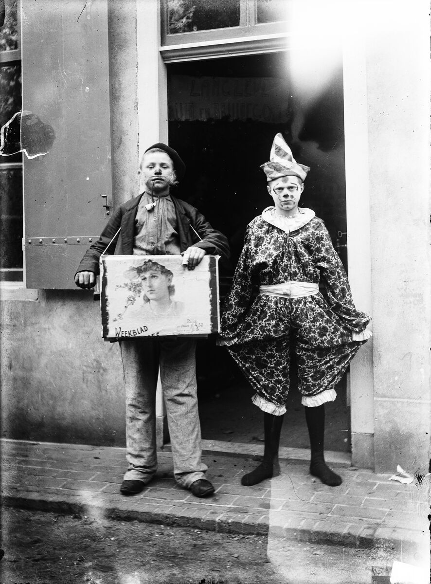 Kinderen verkleed als clown en muzikant met draaiorgel, archieftoegang 151, cat.nr. 30151